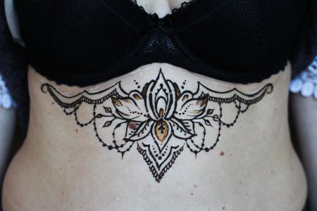 Тату мехенди под грудью