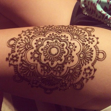 Тату хной на бедре