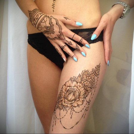 Мехенди на бедре