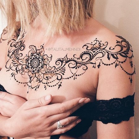 Мехенди на плече