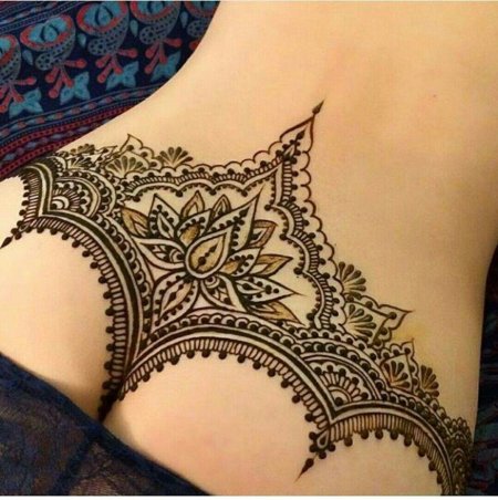 Кружевное тату на пояснице