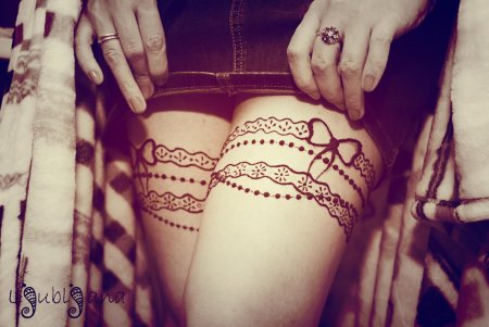 Тату подвязка на бедре для девушек