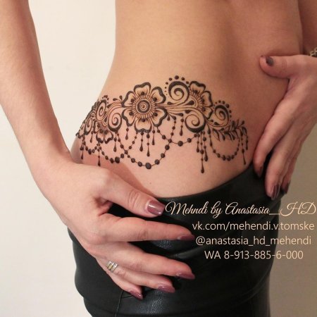 Мехенди на животе