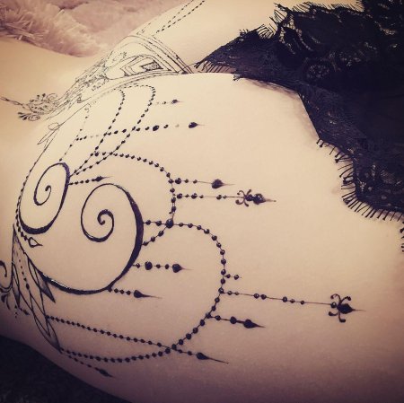 Тату хной на ягодице