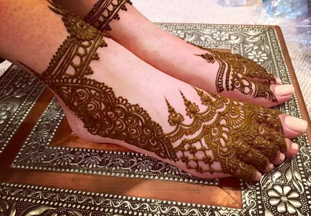 Henna tattoo mehndi design