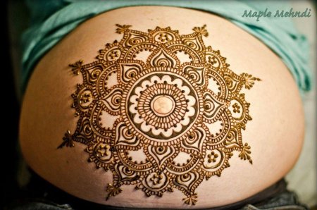Мехенди на животике
