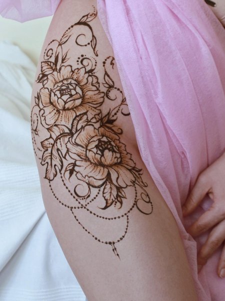 Мехенди на бедре