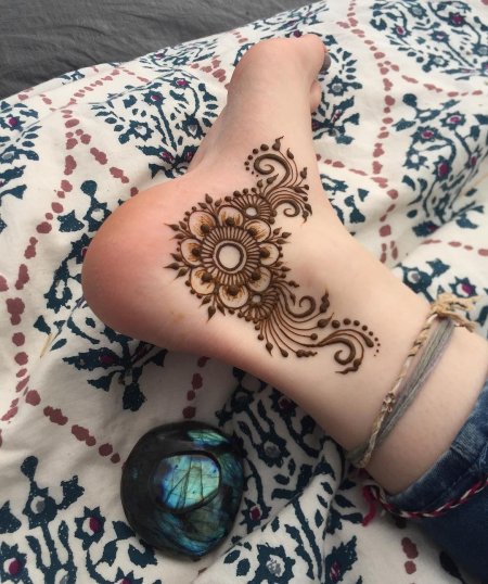 Рисунки хной на ногах