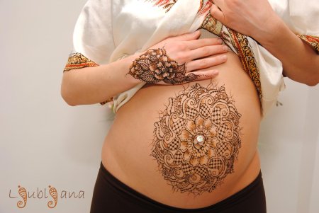 Мехенди на животе