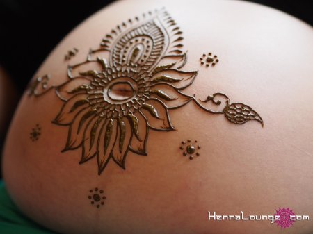 Мехенди на животе