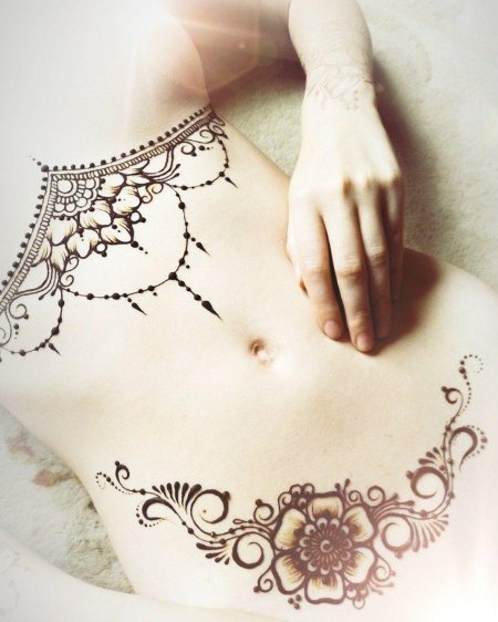 Мехенди на животе