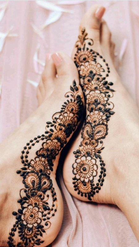 Рисунки мехенди на ноге