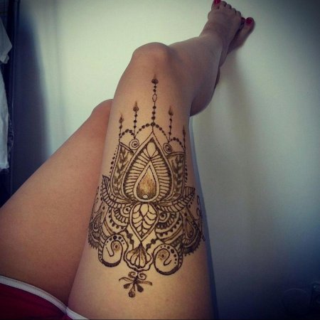 Тату мехенди на ляжке