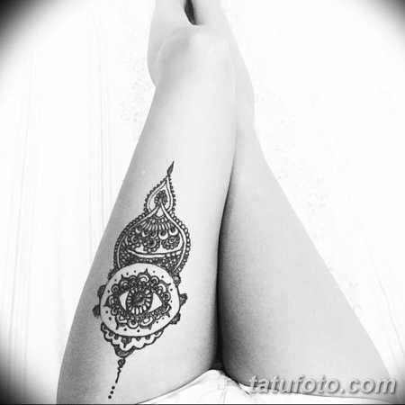 Тату мехенди на ляжке