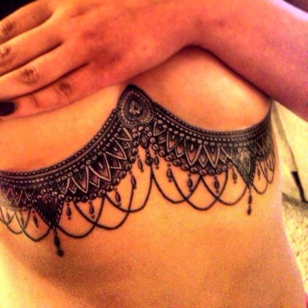 Тату под грудь