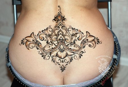 Тату на пояснице для девушек
