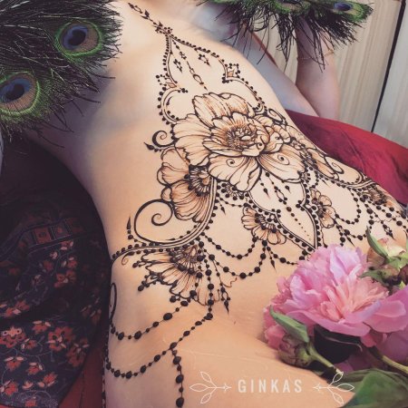 Мехенди на животе