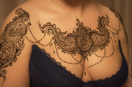 Мехенди на груди