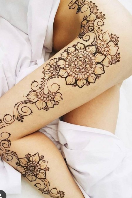 Мехенди на бедре