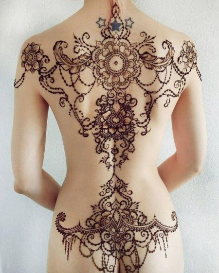 Мехенди на спине