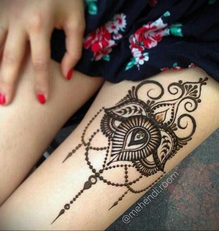 Тату хной на бедре