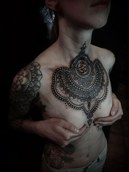 Мехенди на груди