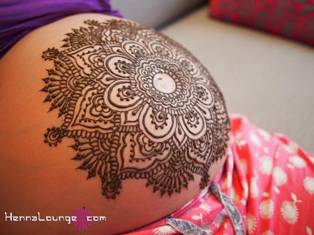 Мехенди на беременном животе