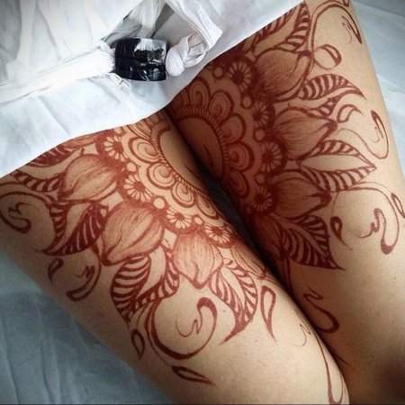 Рисунки мехенди на ляжках