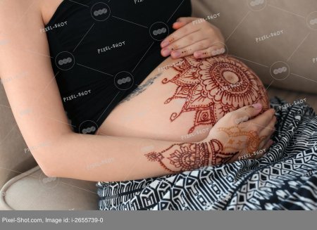Мехенди на животе беременной