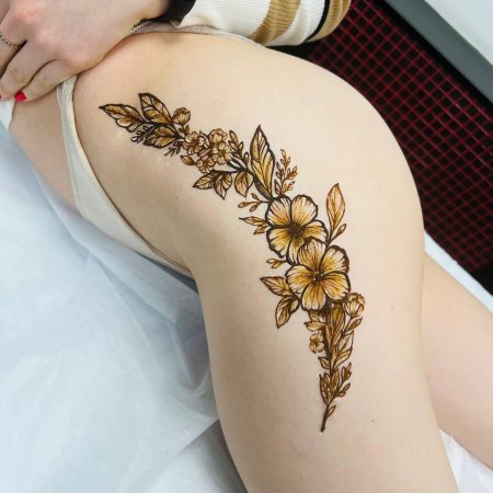 Рисунок хной на бедре