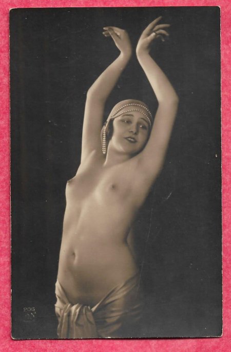 Голая танцовщица
