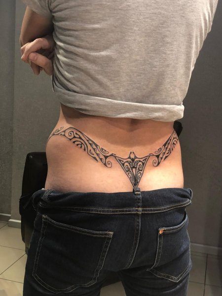 Тату на пояснице