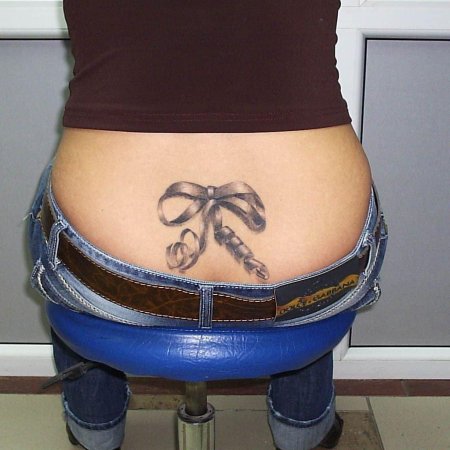 Тату на пояснице для девушек