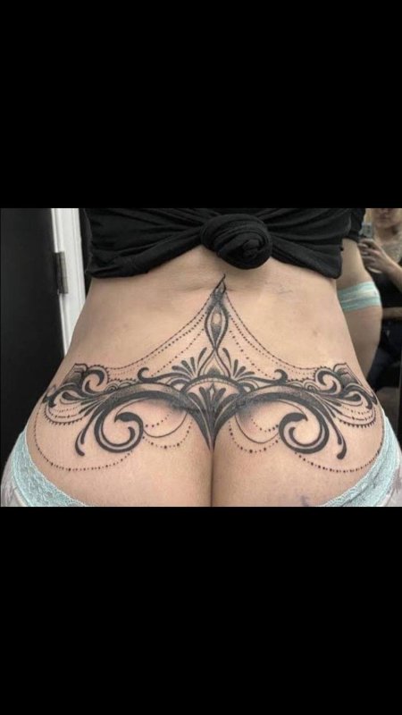Тату на пояснице женские