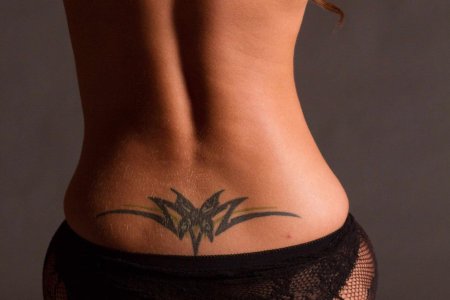 Тату на пояснице для девушек