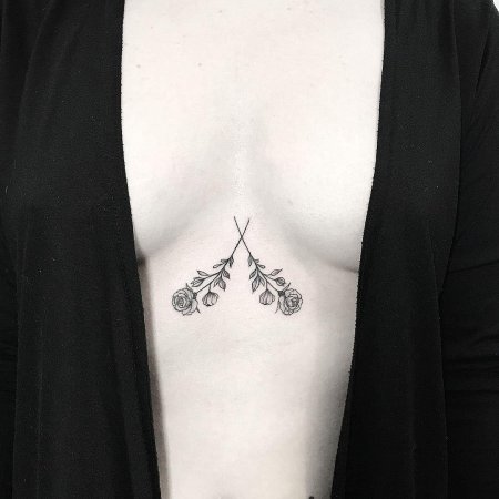 Тату между грудиной у девушек