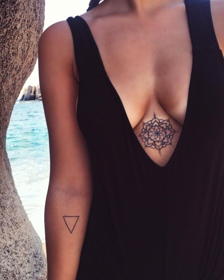 Тату для девушек под грудью