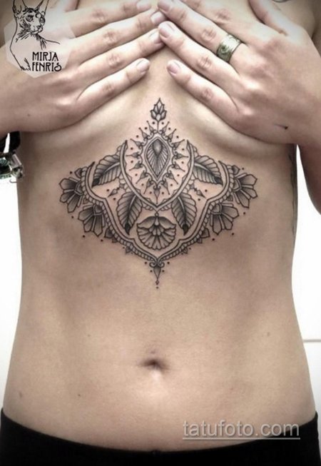 Тату под грудь