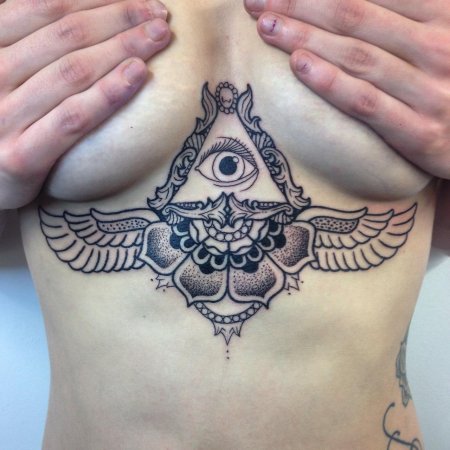 Под грудью тату