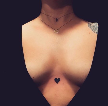 Тату сердце на ключице