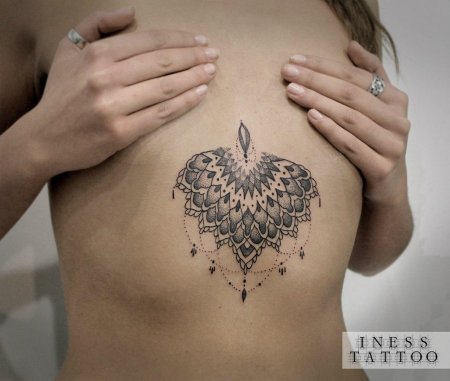 Тату под грудь