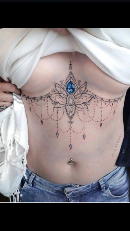 Тату под грудь