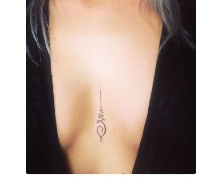 Тату уналоме между грудиной