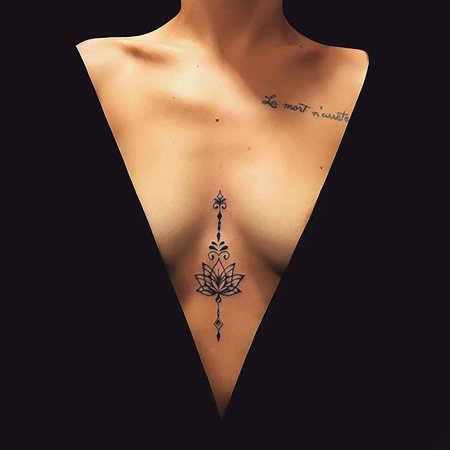 Тату лотос между грудиной
