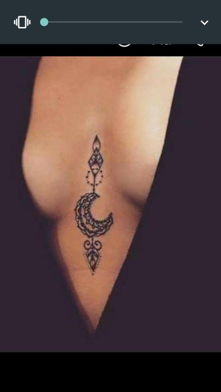 Тату между грудиной у девушек