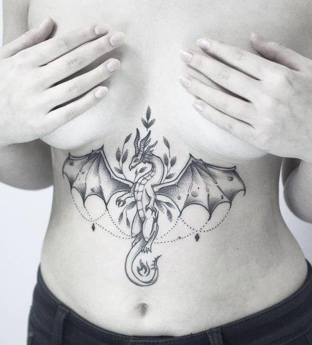 Тату под грудью