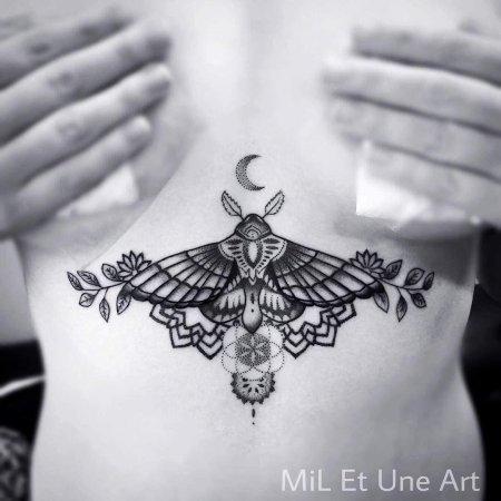 Под грудью тату