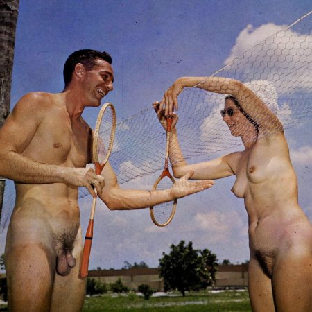 Мужчина на пляже ретро ню