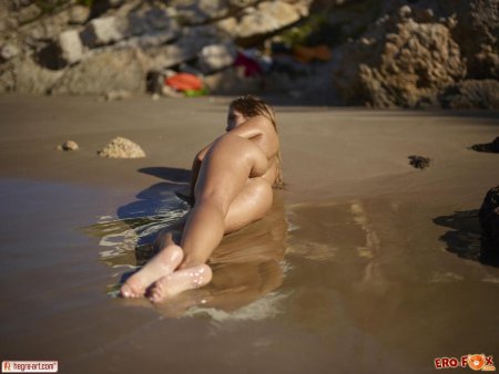 Голые девушка на пляже