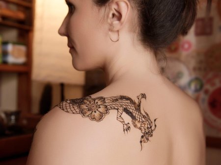 Тату дракона на плече женские